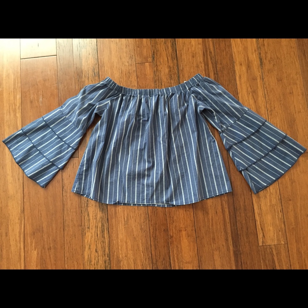 Off shoulders blouse